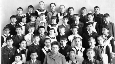 Фото со своей первой учительницей опубликовал Карим Масимов