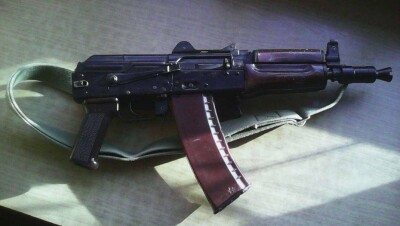 Полицейский забыл автомат в кафе в Астане. Его уволили, а забравшего оружие осудили