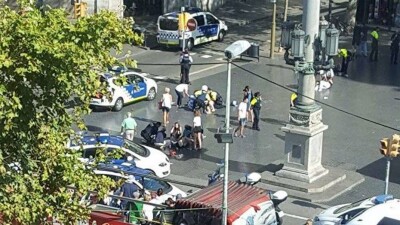 Теракт в Барселоне: фургон въехал в толпу людей в центре города