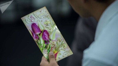 В Бишкеке депутат прислал именную открытку к 8 Марта мужчине