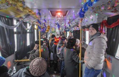 Алматинские студенты спели для пассажиров троллейбуса