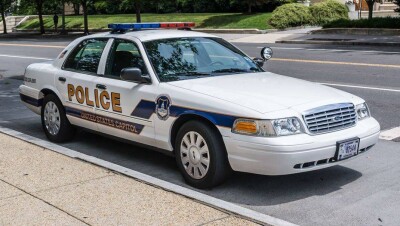 В США сотни полицейских состояли в экстремистских группах в Facebook