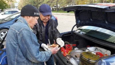 Буфет для бездомных колесит по улицам Уральска