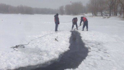 Трое суток спасатели ВКО ищут провалившегося под лёд мальчика 