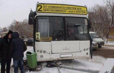 Водители автобусов дрались на глазах у изумлённых пассажиров в Уральске