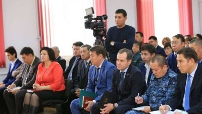 Чиновники "притворялись" жителями села на встрече с Сапарбаевым 