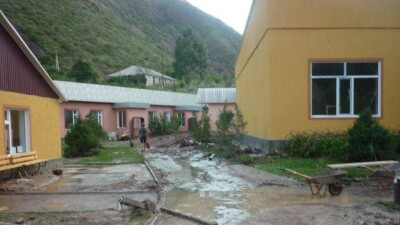 В результате дождей в Алматинской области смыло мост через реку 