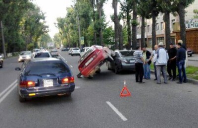 Mazda наскочила на Camry в Алматы