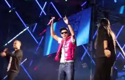 В Алматы 40 тысяч зрителей устроили овацию МС Сайлаубеку