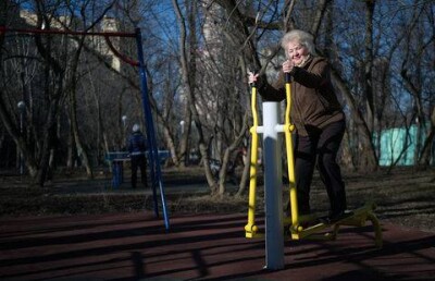 Спортивная бабушка на уличном тренажёре в Алматы заряжает позитивом пользователей сети