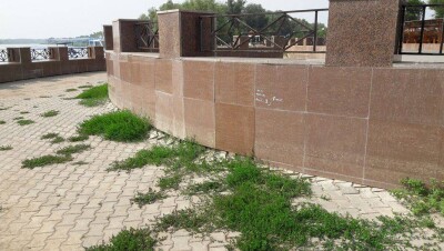 В Уральске набережная за полмиллиарда тенге зарастает травой 
