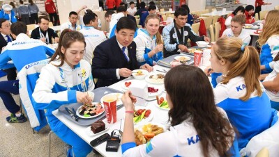 Байбек поужинал в атлетической деревне со спортсменами Универсиады 