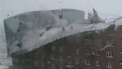 В Караганде крышу поликлиники сдуло на соседний жилой дом