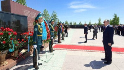 Токаев почтил память жертв политических репрессий в мемориальном комплексе АЛЖИР