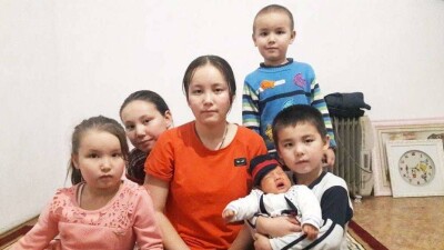 Жалғызбасты ана алты баламен көпқабатты үйдің шатырында тұрады. 60 мың теңге жәрдемақыға өмір сүріп жатыр