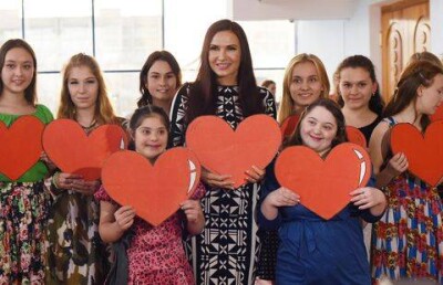 Эвелина Блёданс встретилась с "солнечными" детьми Петропавловска 