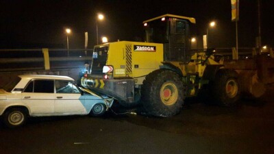 Пьяный водитель врезался в погрузчик в Алматы