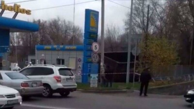 Два грузовых вагона упали на резервуары с бензином в Алматы