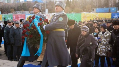 Участники декабрьских событий возложили цветы к монументу Независимости в Алматы