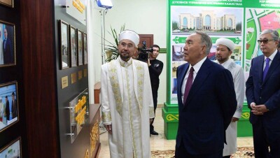 Назарбаев посетил новое здание ДУМК