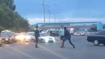 В Алматы двое неизвестных устроили драку на дороге перед равнодушным полицейским
