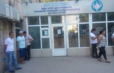 Коллеги арестованных в Шымкенте за коррупцию офицеров РЭО остались без отпусков