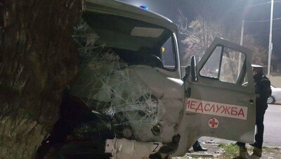 В Шымкенте в машину "скорой помощи" врезался внедорожник, водитель неотложки в реанимации