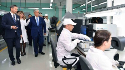 Токаев посетил старейший завод в Петропавловске, где проходит техническая модернизация