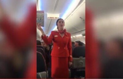 Бортпроводница "Аэрофлота" объяснила правила безопасности под гул футболистов и рассмешила пассажиров