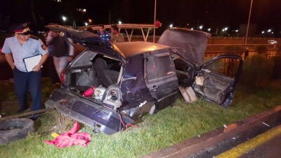 В Алматы байговавший водитель Volkswagen снёс два столба и забор