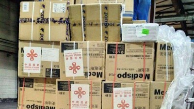 Китай прислал в Казахстан медицинские маски, защитные костюмы, перчатки и термометры