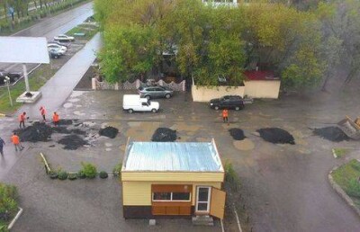 В Темиртау асфальт укладывают прямо в ямы с водой