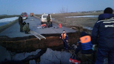 В СКО разрушили дорогу ради спасения села от паводковых вод