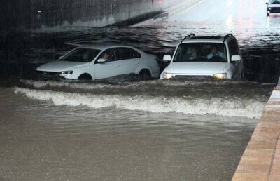 На Аль-Фараби в Алматы водители самостоятельно пытаются вытащить затопленные машины 