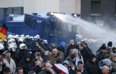 Водомётами разогнали митинг против сексуального насилия мигрантов в Кёльне 