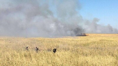Возгорание камыша вдоль Каспия в Атырауской области: 30 тонн воды сбросили с вертолёта