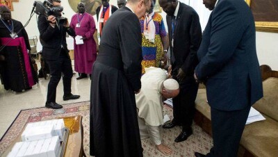 Папа Римский во имя мира поцеловал ноги политикам Южного Судана