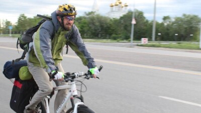 Слабовидящий карагандинец отправился в одиночку на велосипеде в Алматы