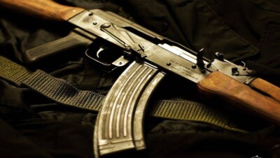 Нетрезвые посетители кафе в Павлодаре пытались отобрать у охранников автомат