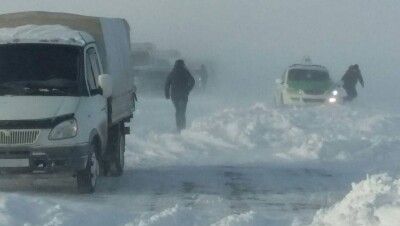 Сотни автомобилей не могут выехать из населённых пунктов Костанайской области 