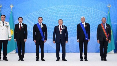 Назарбаев вручил госнаграды Мамину, Баталову и Акишеву