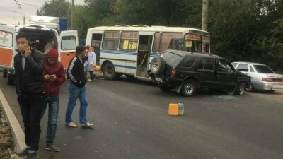 В Уральске внедорожник столкнулся с пассажирским автобусом: есть пострадавшие