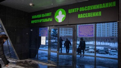 Житель Жамбылской области чуть не задушил работника ЦОНа в очереди на регистрацию