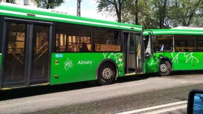 Пятеро пострадавших при столкновении двух автобусов в Алматы находятся в больницах