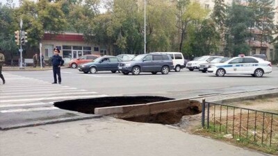50 тысяч тенге выплатили павлодарке, провалившейся в трёхметровую дорожную яму