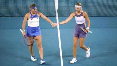 Кристина Младенович и Тимея Бабош во второй раз в карьере выиграли Australian Open