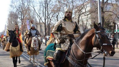 В Алматы участники парада в честь Наурыза раздали 200 килограммов баурсаков