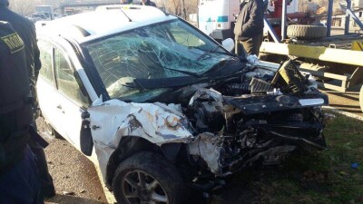 В Алматы КамАЗ с песком опрокинулся из-за лихача на "Ладе Калине"