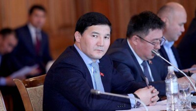 Кыргызский депутат, арестованный в Казахстане, лишился депутатского мандата