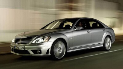 Дерзкий угон Mercedes S-класса из-под носа автовладельца сняли на видео